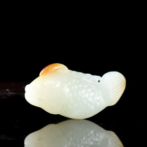 籽料和田白玉鱼吊坠