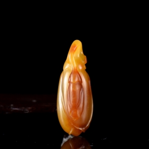 籽料和田玉黄沁玉兰花吊坠