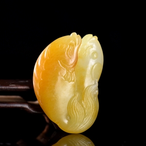 籽料和田玉年年有余吊坠