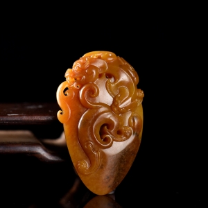 籽料和田玉黄沁龙鸡心佩吊坠