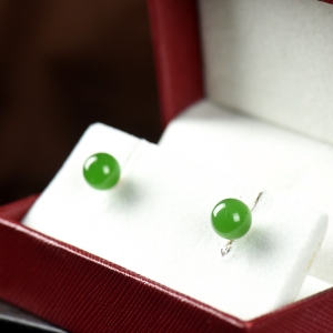 18K山料和田碧玉圆珠耳钉