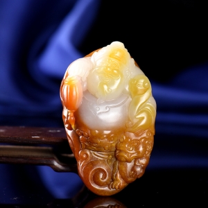 籽料和田玉招财进宝吊坠