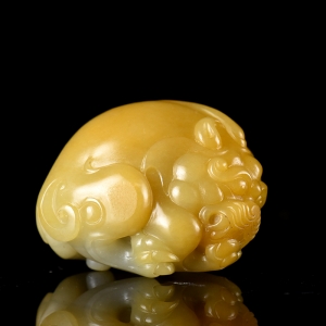 籽料和田玉黄沁貔貅吊坠