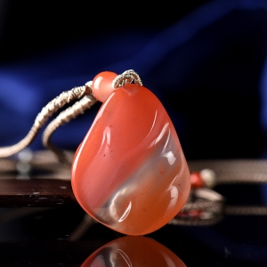 冰飘南红随形吊坠