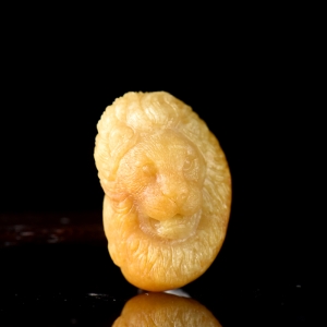 籽料和田玉黄沁狮子吊坠