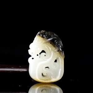 籽料和田玉龙吊坠