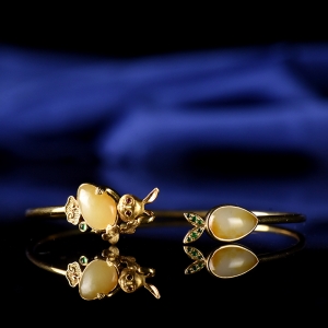 18K籽料和田玉兔子手镯