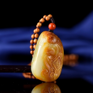 籽料和田玉财神吊坠