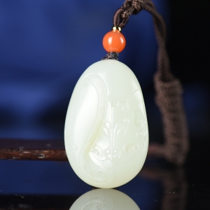 籽料和田白玉守护吊坠