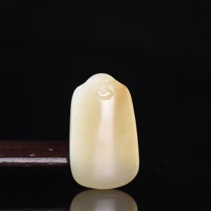 籽料和田白玉黄皮无事牌吊坠