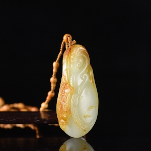 籽料和田玉龙吊坠