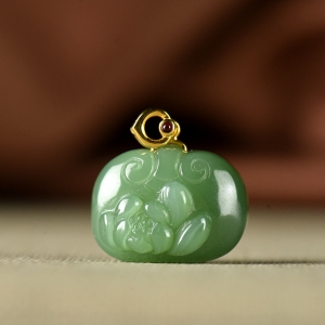 18K山料和田碧玉冰底粉绿荷花锁吊坠