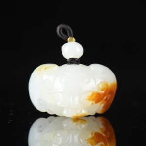 山流水料和田白玉守护吊坠