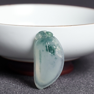 糯冰种飘花翡翠福瓜吊坠