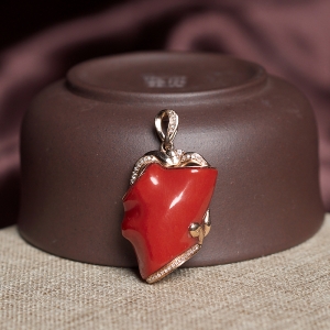 18KMOMO珊瑚随形吊坠