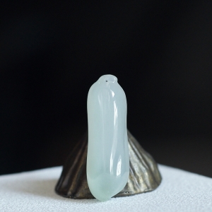 糯冰种翡翠福瓜吊坠