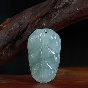 糯冰种浅绿翡翠金枝玉叶吊坠