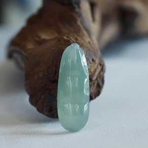 糯冰种浅绿翡翠福豆吊坠