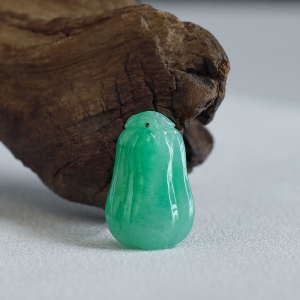 糯冰种豆绿翡翠福瓜吊坠