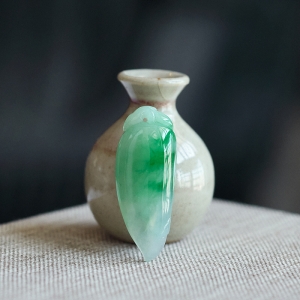 糯冰种飘翠翡翠福瓜吊坠