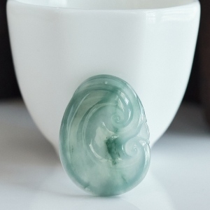 糯冰种飘花翡翠如意吊坠