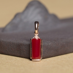 18K阿卡牛血红珊瑚方形吊坠