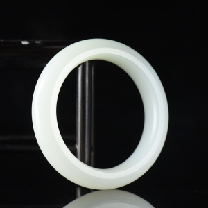 57.5mm籽料和田白玉手镯