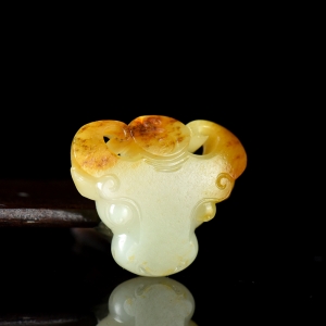 籽料和田白玉牛吊坠