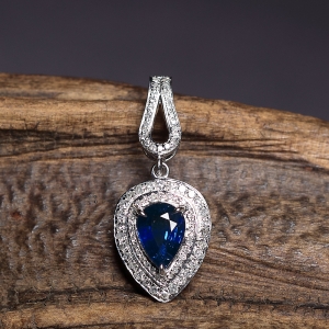 18K深蓝色蓝宝石水滴吊坠