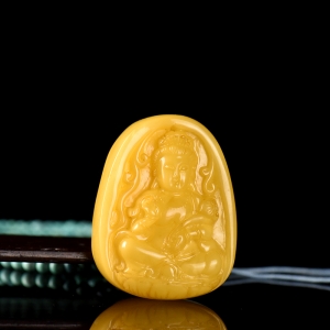 带皮鸡油黄蜜蜡观音吊坠