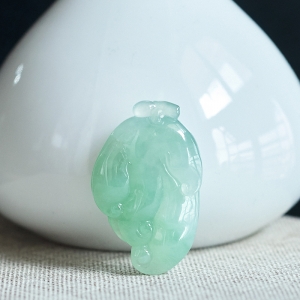 糯冰种飘翠翡翠佛手瓜吊坠