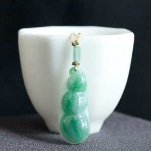 糯冰种飘翠翡翠福豆吊坠