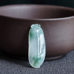 冰种飘花翡翠福瓜吊坠