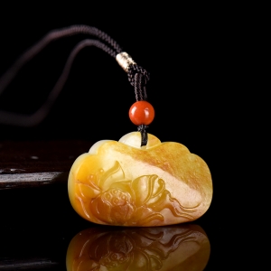 籽料和田玉黄沁荷花锁吊坠