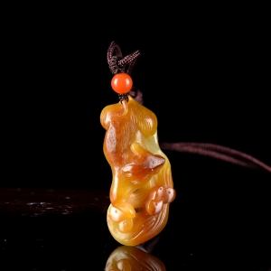 籽料和田玉黄沁牛吊坠