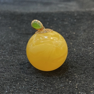 18k鸡油黄蜜蜡圆珠吊坠