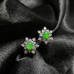 18K冰种翠绿翡翠耳钉