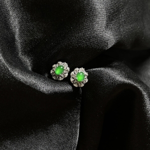 18K冰种翠绿翡翠耳钉