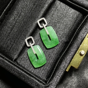 18K冰种翠绿翡翠无事牌耳坠