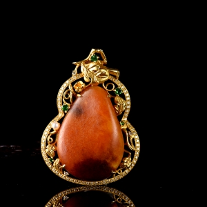 18K籽料和田玉红沁原石吊坠