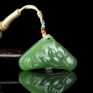 山料和田碧玉粉青莲花锁吊坠