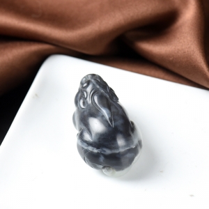 籽料和田玉墨玉貔貅吊坠