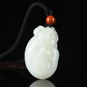 籽料和田白玉福猪吊坠