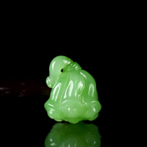 山料和田碧玉苹果绿莲蓬吊坠