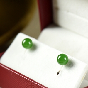 18K山料和田碧玉耳钉