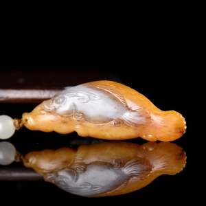 籽料和田玉黄沁年年有余吊坠