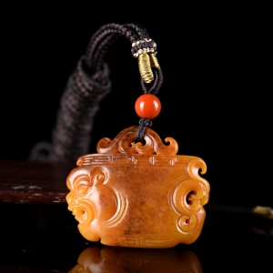 籽料和田玉黄沁龙凤吊坠