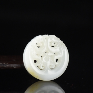 籽料和田白玉双龙戏珠吊坠