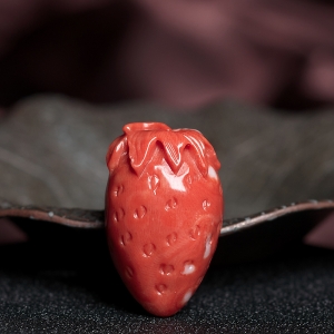 MOMO珊瑚草莓吊坠