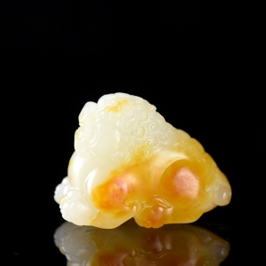 籽料和田白玉醒狮吊坠